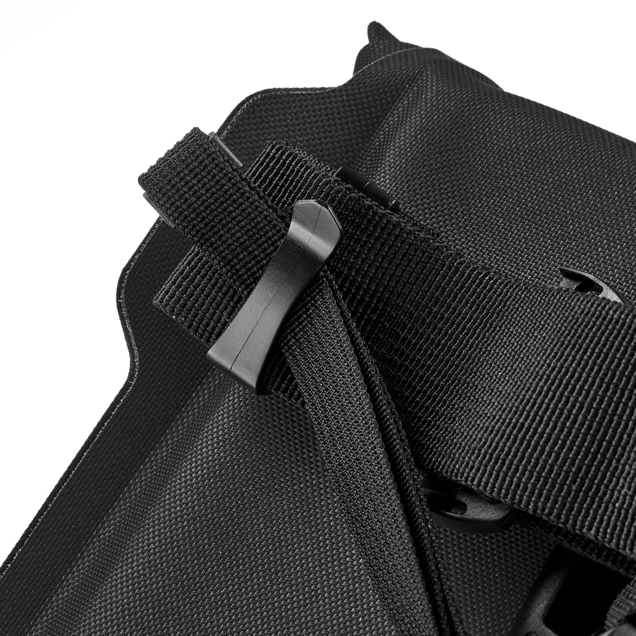 Detail der ORTLIEB Velo-Sling Flex in black mit Gurtband und Halteclip