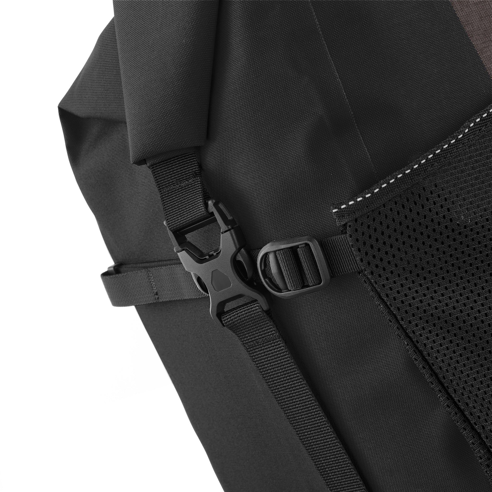 Detailansicht der ORTLIEB Back-Roller XL Plus QL2.2 in granite - black mit Gurt und Clipverschluss