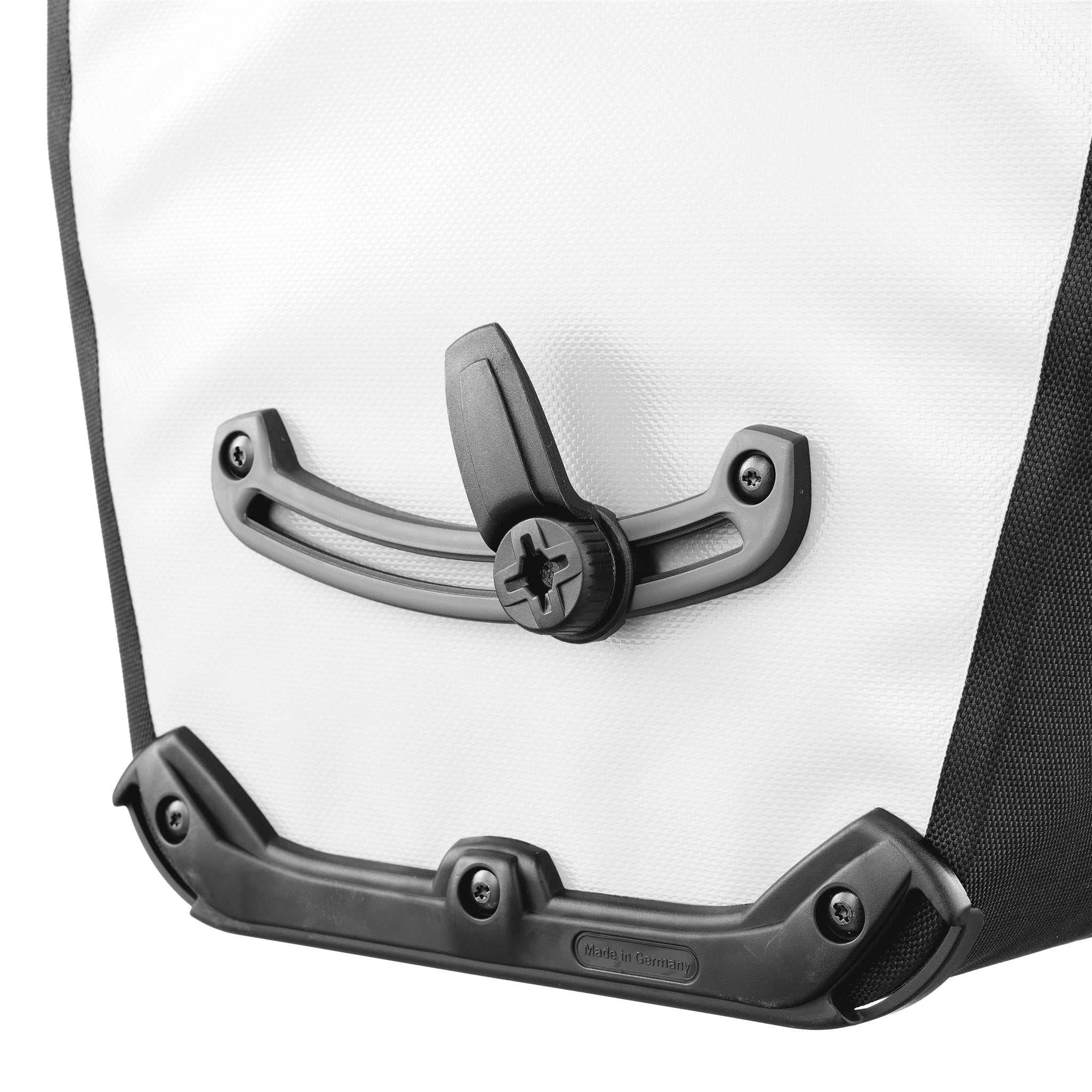 Frau mit Fahrradhelm trägt ORTLIEB Back-Roller Design Tasche in design "Morning Routine" eine Treppe hinauf