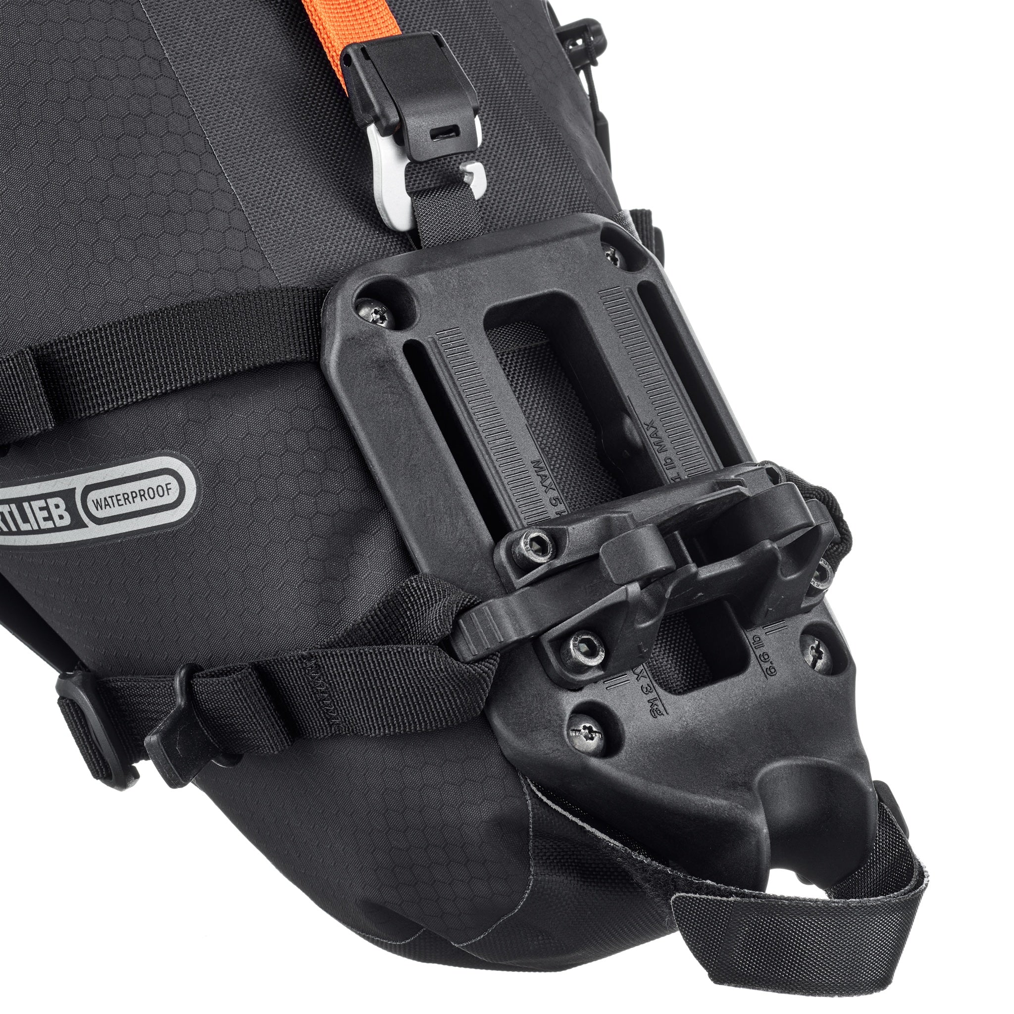 Detail der ORTLIEB Seat-Pack QR in black-matt mit Kompressionsgurt und Ventil