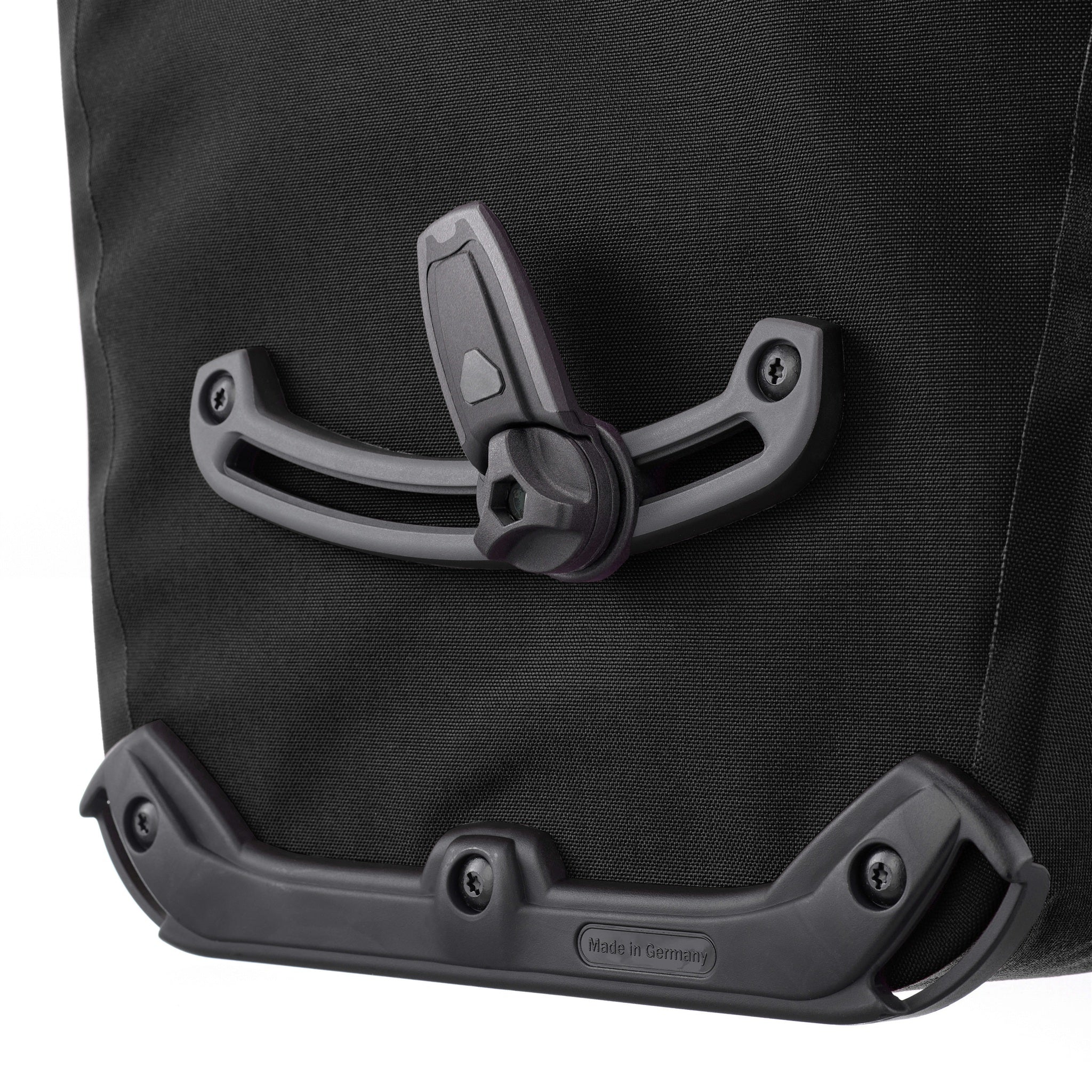 Detailansicht der Rückseite der ORTLIEB Back-Roller XL Plus QL2.2 in granite - black mit Quick-Lock-System
