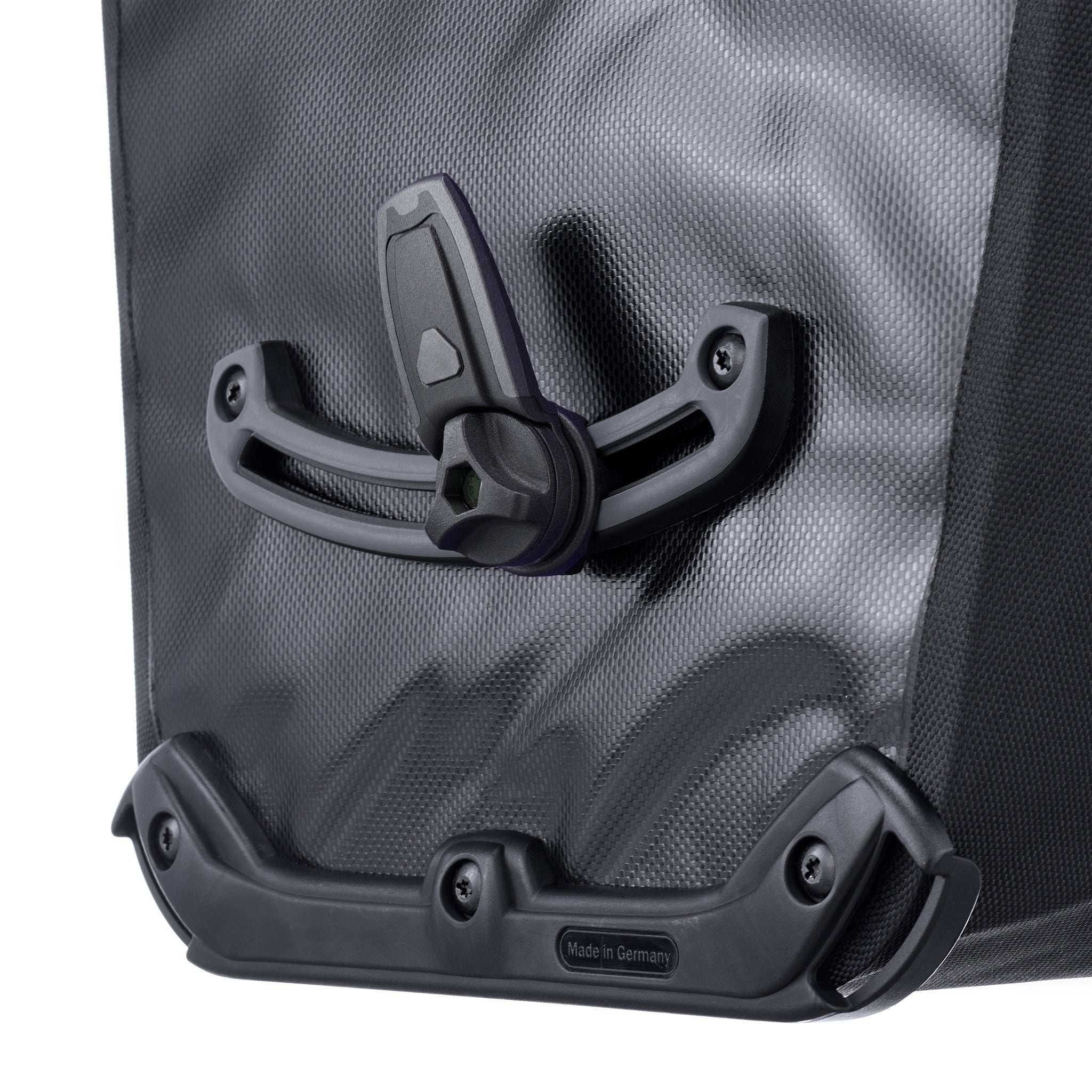 Detailansicht der Rückseite der ORTLIEB Back-Roller XL QL2.2 in asphalt - black mit Quick-Lock-System