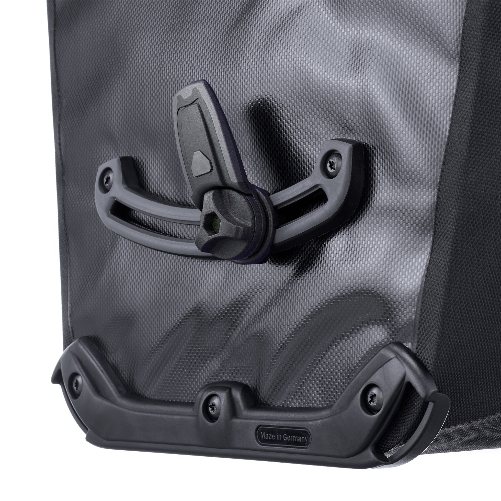 Detailansicht der Rückseite der ORTLIEB Back-Roller XL QL2.2 in red-black mit Quick-Lock-System