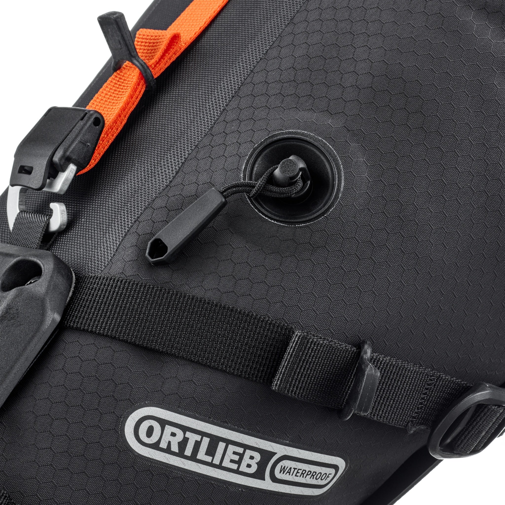 Nahaufnahme der ORTLIEB Seat-Pack QR black-matt mit Seat-Lock Befestigungssystem