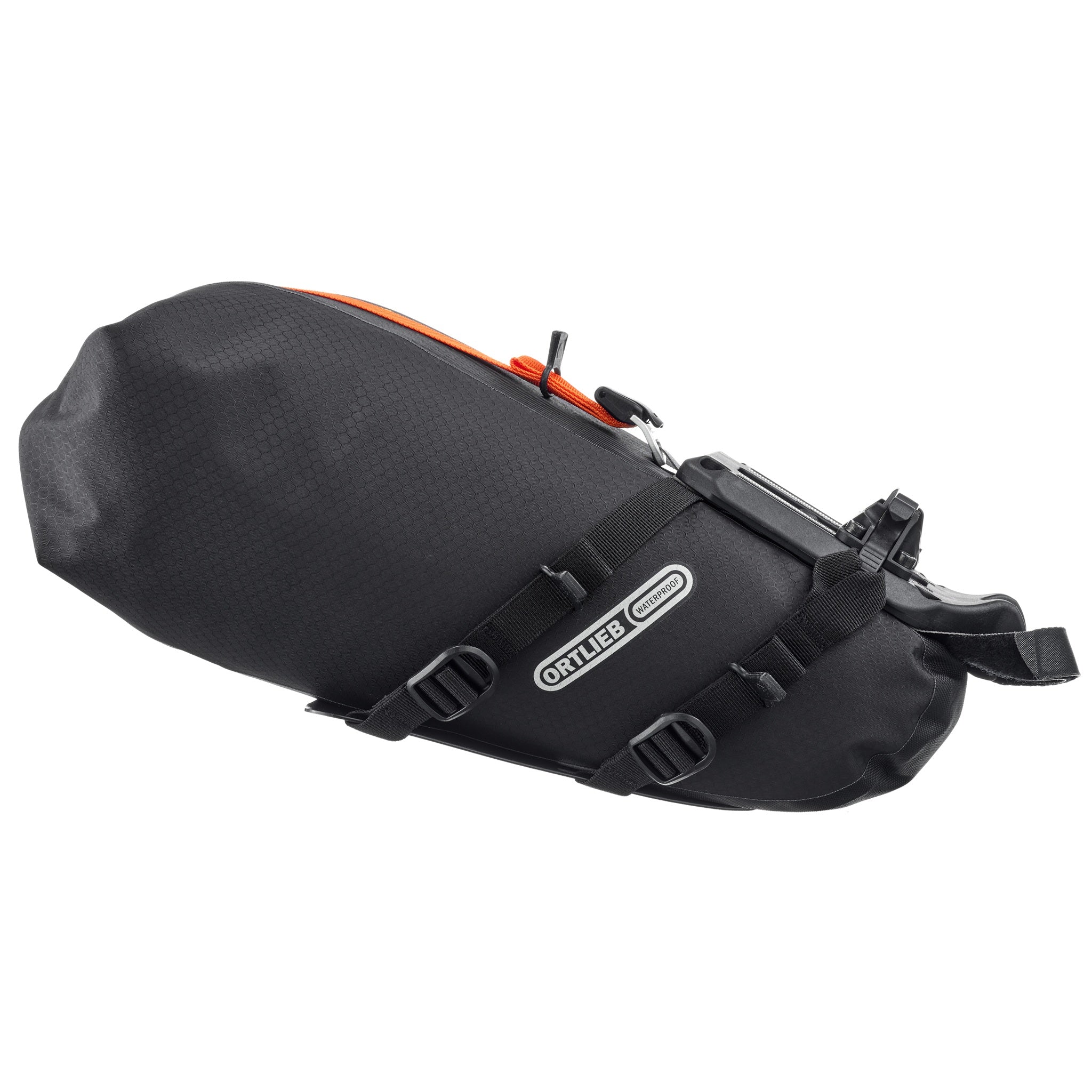 Seitliche Nahansicht der ORTLIEB Seat-Pack QR black-matt mit Riemen und Befestigungssystem