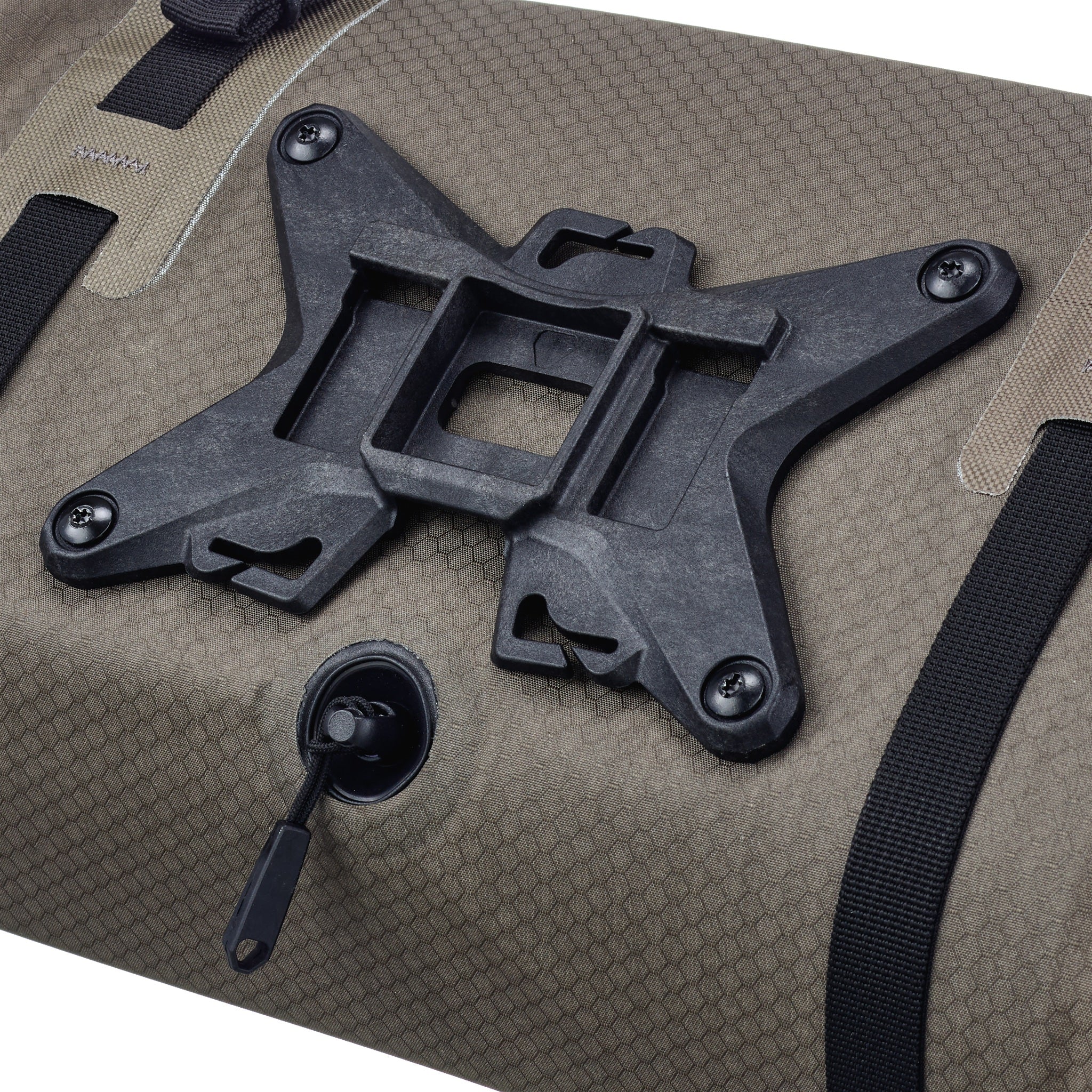 Detailaufnahme des ORTLIEB Handlebar-Pack Flex in dark-sand mit Bar-Lock Halterungssystem