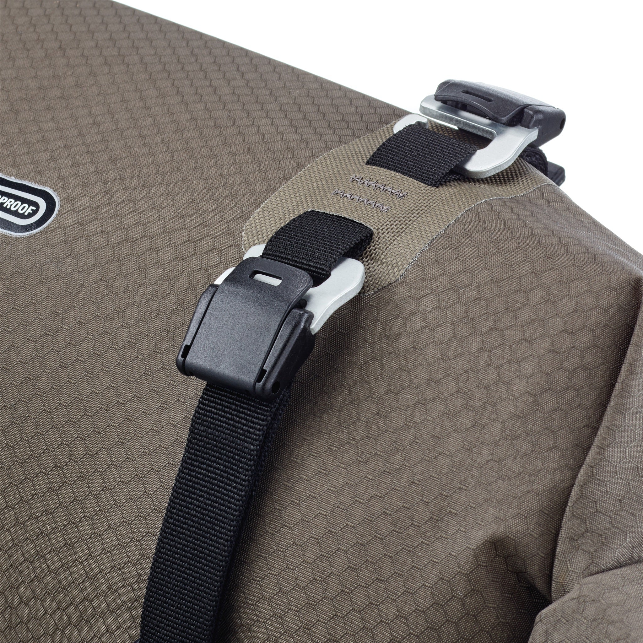 Nahaufnahme der Schnalle am ORTLIEB Handlebar-Pack Flex in dark-sand